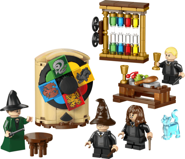 LEGO® Harry Potter, Roxfort™ kastély, A Teszlek Süveg kiválasztási ceremóniája LEGO® Harry Potter, Roxfort™ kastély, A Teszlek Süveg kiválasztási ceremóniája