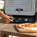Ninja Woodfire OO101EU kültéri pizzasütő, 2400W