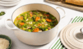 Le Creuset Signature kerek öntöttvas sütő-főzőedény, 22cm, 3,3 l, habcsók