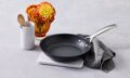 Le Creuset Toughened Non-Stick sekély serpenyő, 30 cm