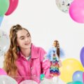 Barbie Fashionistas, Extravagáns barna hajú Barbie sárga kabátban, krokodillal