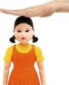 Squid Game, Young-Hee interaktív baba, angol nyelvű, 30 cm