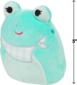 Squishmallows, Novi a zöldeskék béka tarka kendővel, 20 cm