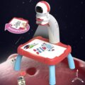 Rajzasztal asztronauta formájú projektorral